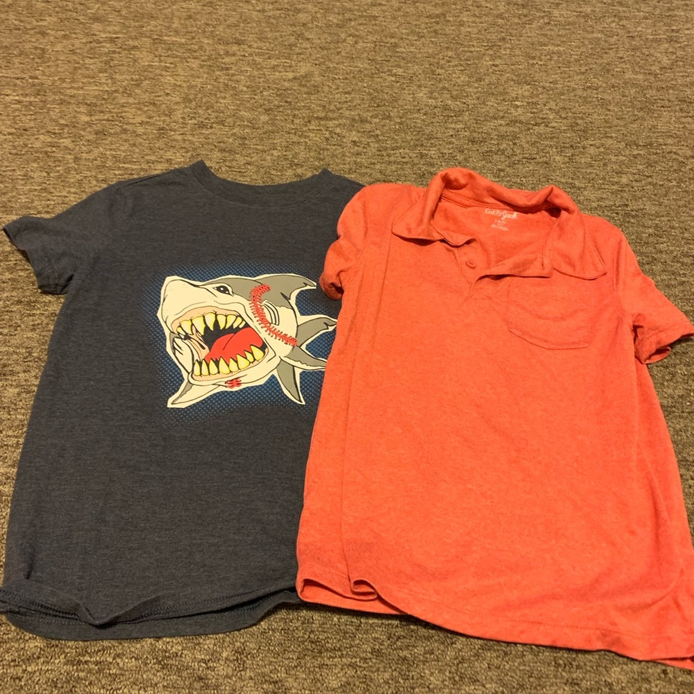 2 shirts size boys size S(6/7).